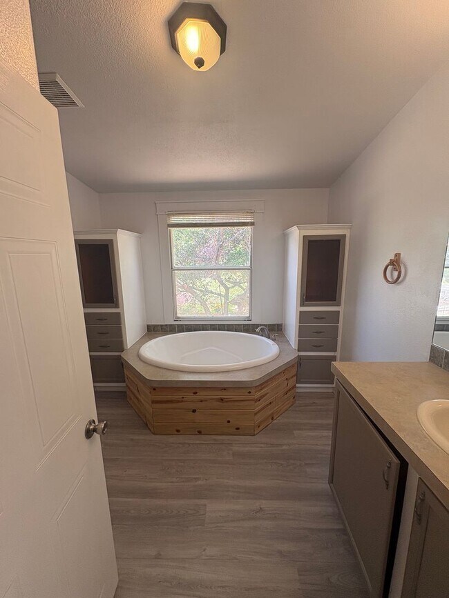 Building Photo - 3 bedroom 2 bath in Highland Terrace