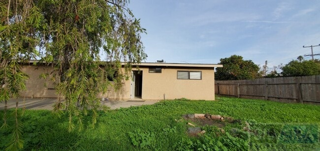 Building Photo - Three Bedroom Home In Santa Maria!