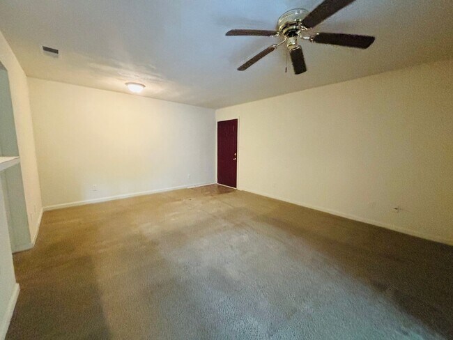 Building Photo - 3 Bedroom 2 Bath Condo