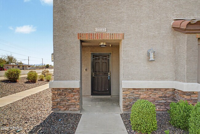 Building Photo - 2233 E Huntington Dr