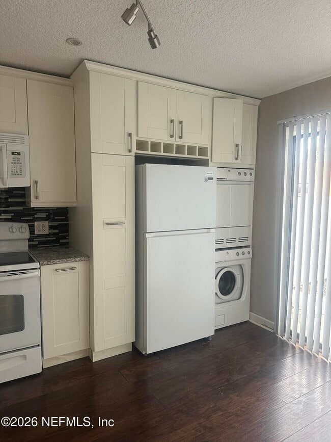 Building Photo - 7867 Bahia Vista Ct