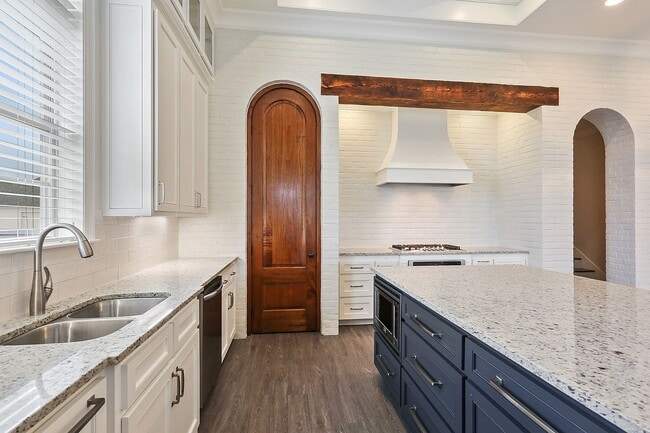 Building Photo - Luxury Townhome in Preserve at Harveston! ...