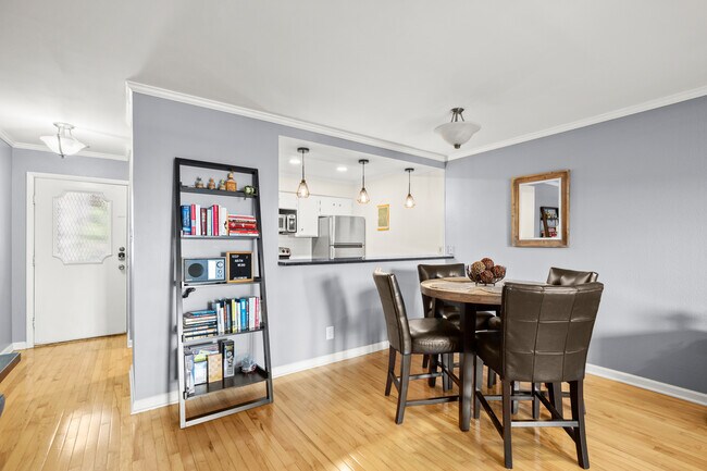 Building Photo - 6501 E Hill Dr