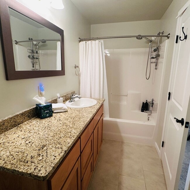Building Photo - Unfurnished Elegant Townhome – Dual Primar...