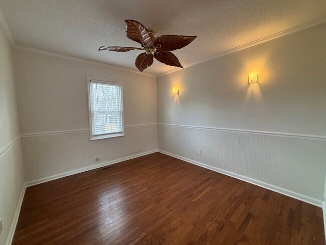 Building Photo - 3 Bedroom/1.5 Bath Charming House Large Fenced Yard