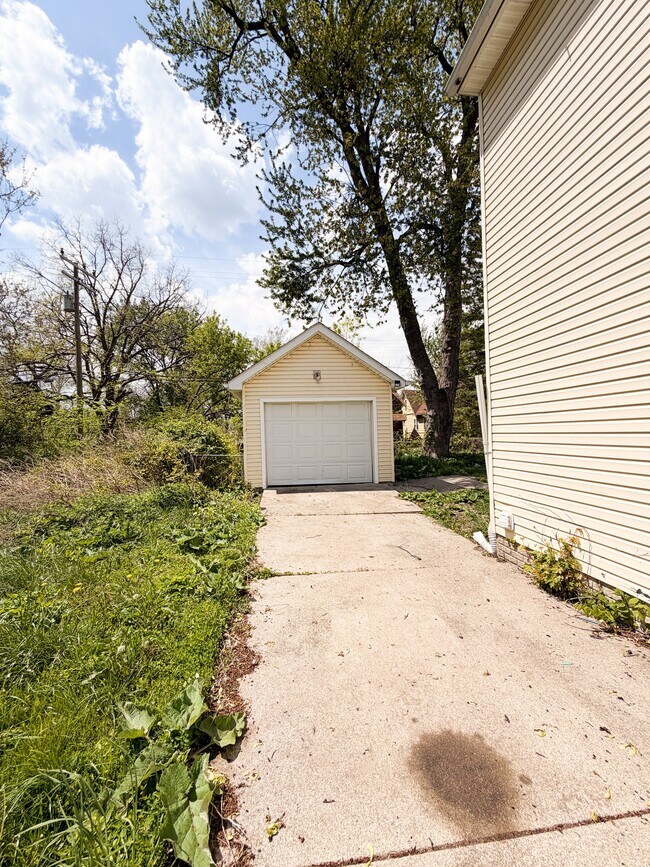Building Photo - 539 Kitchener St