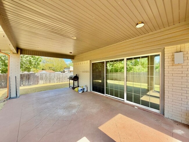 Building Photo - 6933 NW Eisenhower Dr