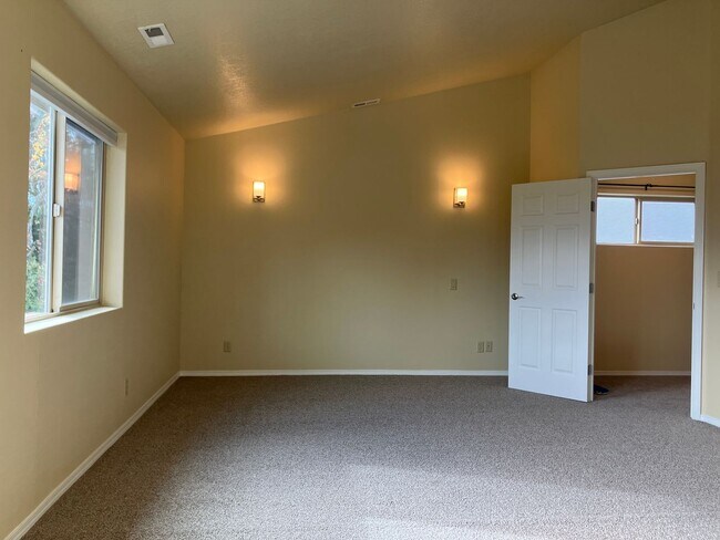 Building Photo - *$1,000 Off 1st Month's Rent!* Well-Kept Three Bedroom Home in West Salem