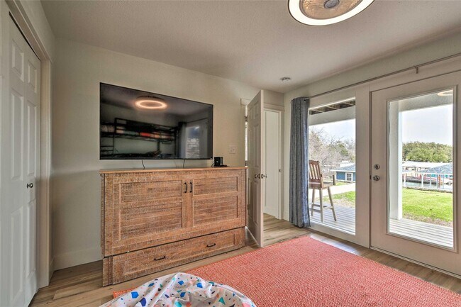 Building Photo - Gorgeous Cove on Main Body Water