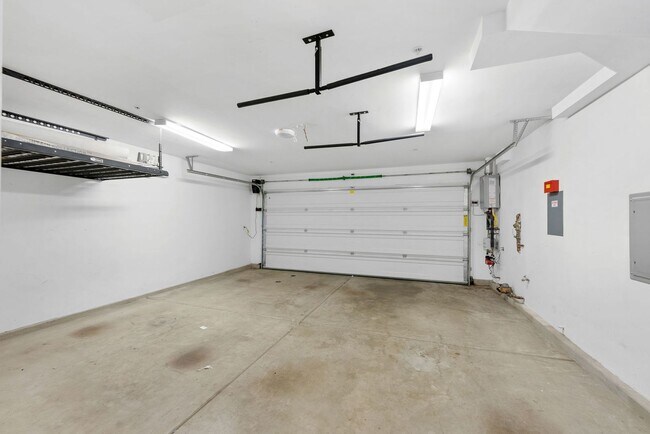 Building Photo - 3 bedroom 3.5 bath - Townhouse for rent