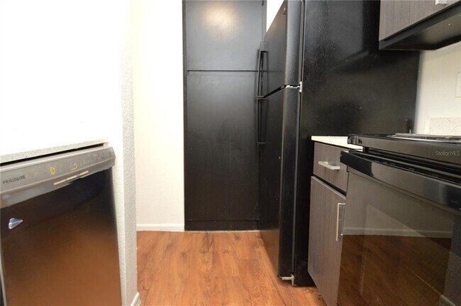 Building Photo - 8425 Cerro Cir