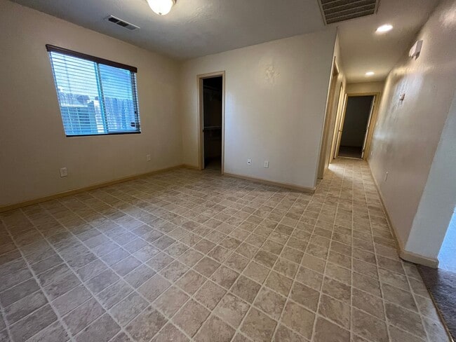 Building Photo - Charming home for rent in Visalia