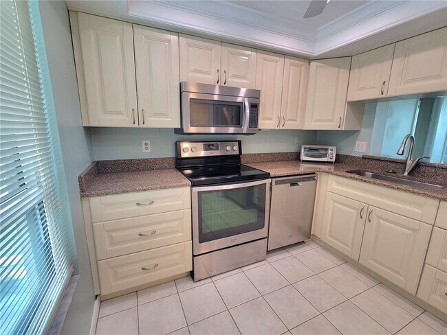 Building Photo - 2615 Cove Cay Dr
