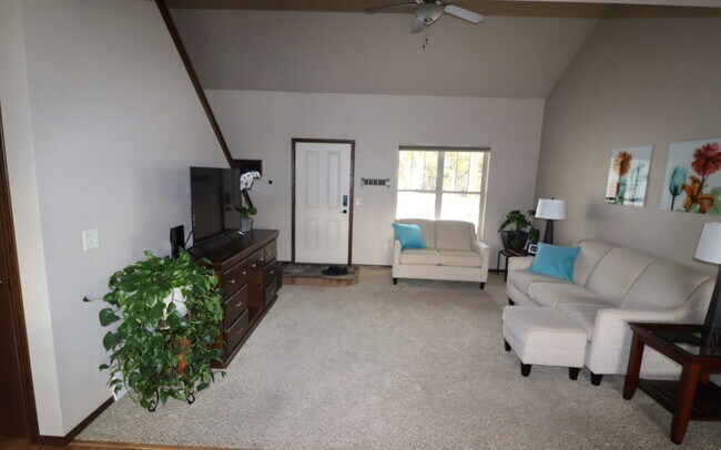 Building Photo - Large 3 Bedroom 2 Bath Townhouse style Duplex