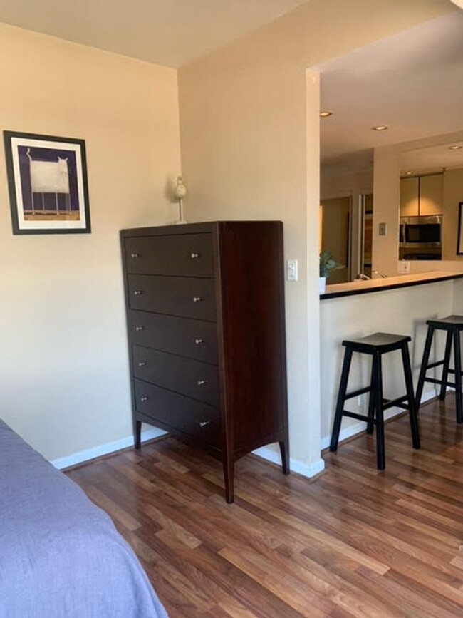 Building Photo - Beautifully Updated and Furnished 1BR Cond...