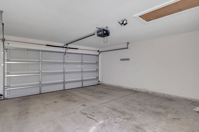 Building Photo - Southwood Townhome with Community Pool