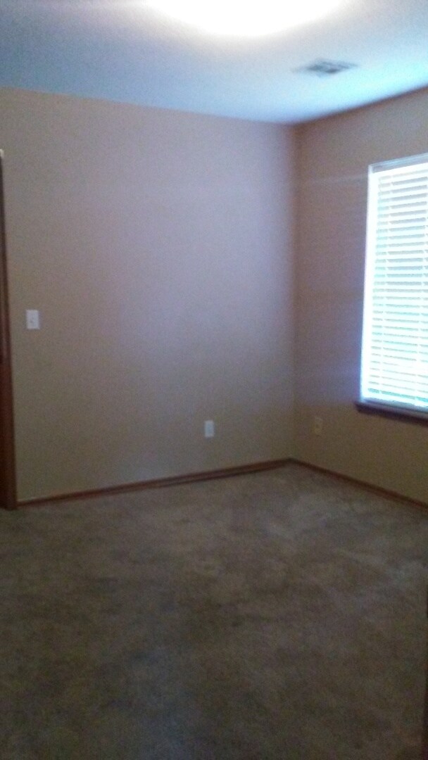 Building Photo - 4 bed 1.5 miles from OU Campus available f...