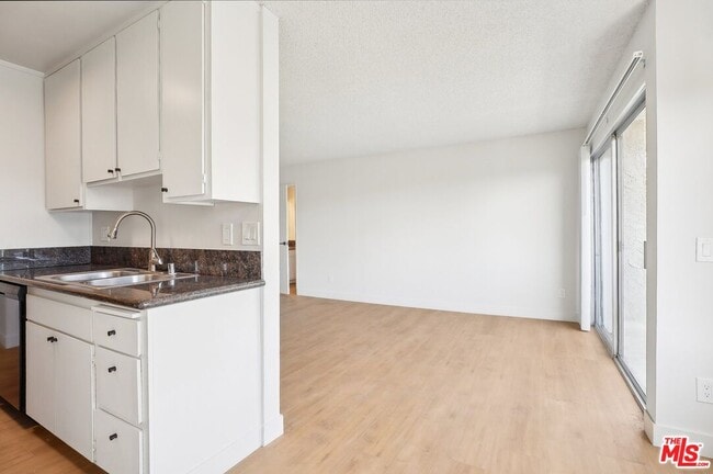 Building Photo - 1352 S Carmelina Ave