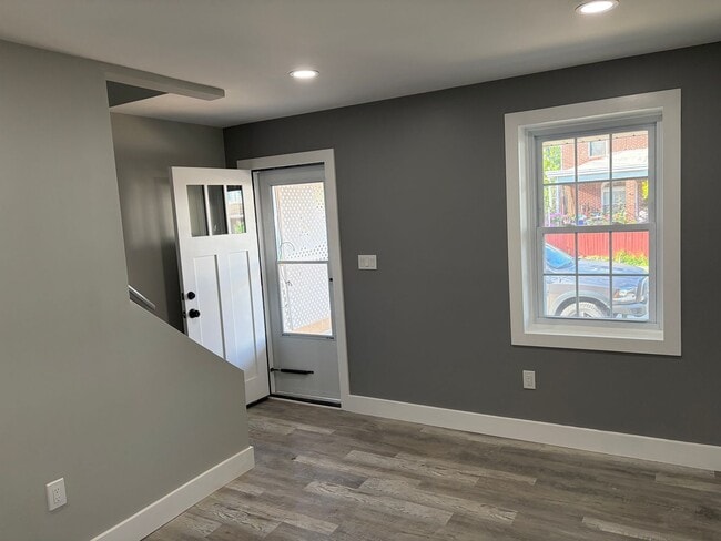 Building Photo - Fully Renovated 2 Bed 1 Bath Townhouse Style Row Home Now Available