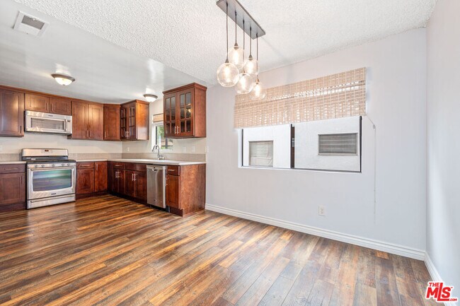 Building Photo - 1425 Centinela Ave