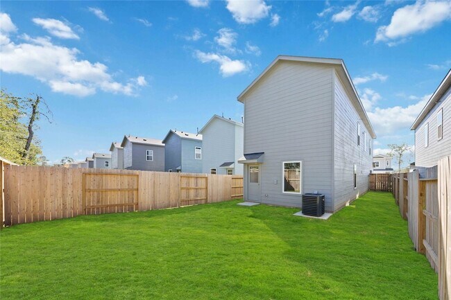 Building Photo - 905 Pertuso Ln