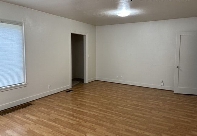 Building Photo - 4Bd/1Ba Two Story House - Available to View!