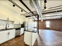 Building Photo - LARGE LOFT in River Market