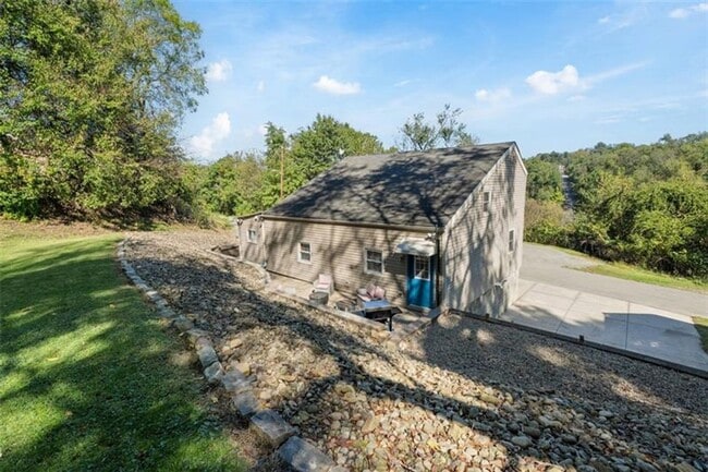 Building Photo - 3-Bedroom Home in Carrick on Private Street