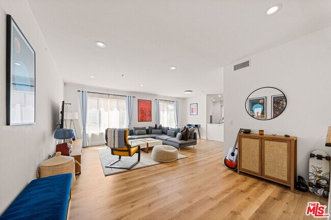 Building Photo - 6020 S Seabluff Dr