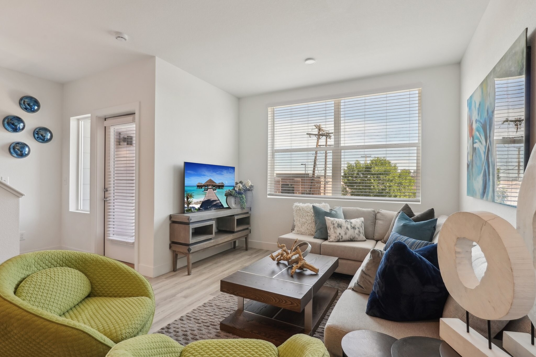 Large flexible living - 3600 S Inca St