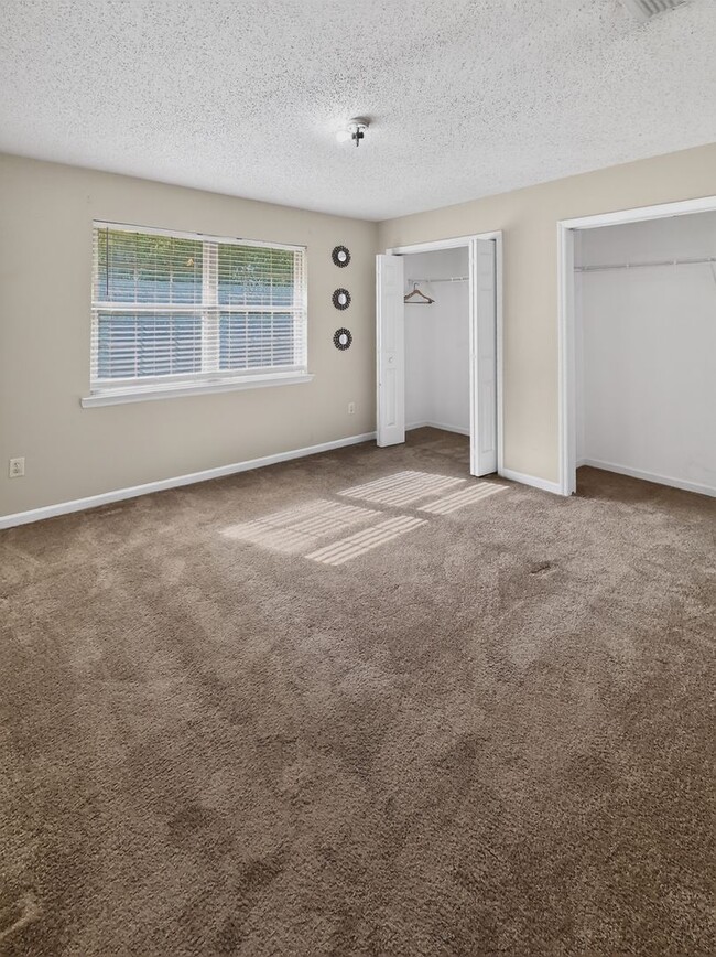 Building Photo - RATE DROP ALERT (was $2200/month) and MOVE-IN SPECIAL: 1st FULL MONTH'S RENT FREE*
