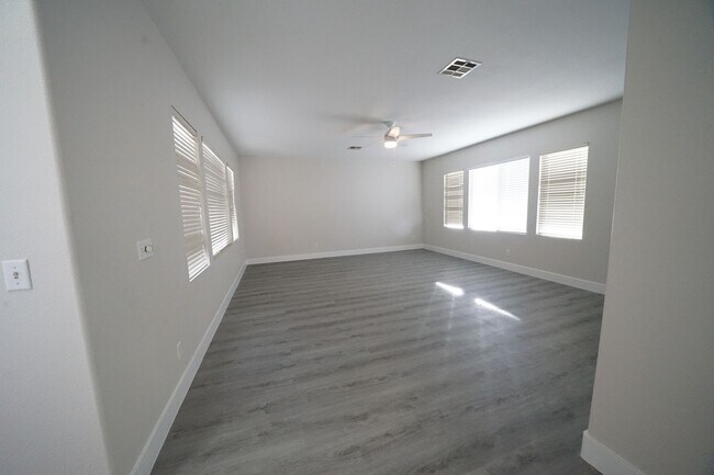 Building Photo - SHOWINGS AVAILABLE NOW