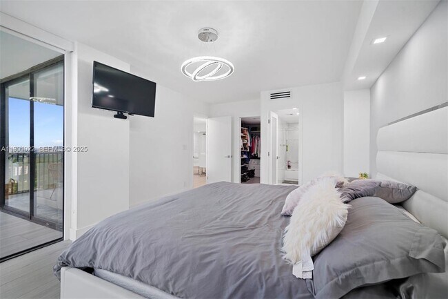 Building Photo - 20301 W Country Club Dr