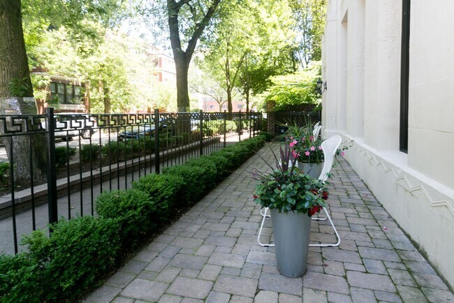 Building Photo - 925 W Carmen Ave