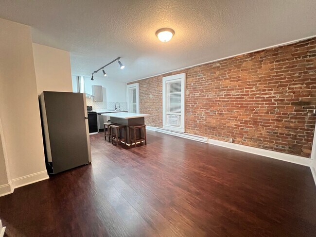 Building Photo - Newly renovated one bedroom available for ...