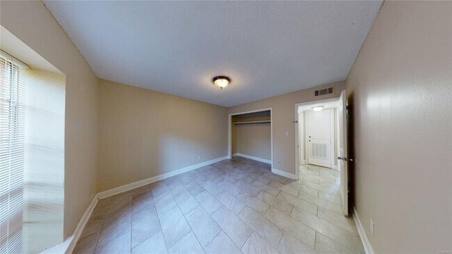 Building Photo - 827 S Perry St