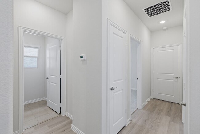 Building Photo - 501 Green Gables Dr