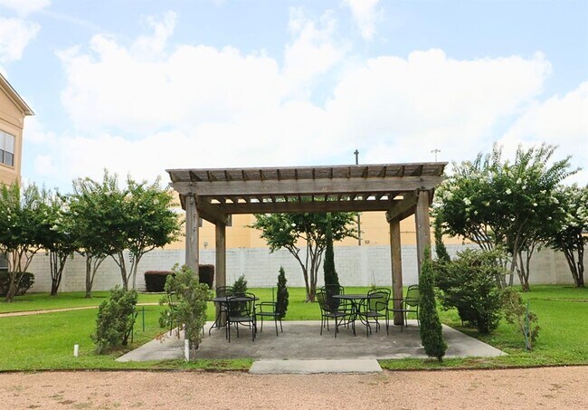Building Photo - 6611 W Sam Houston Pkwy S