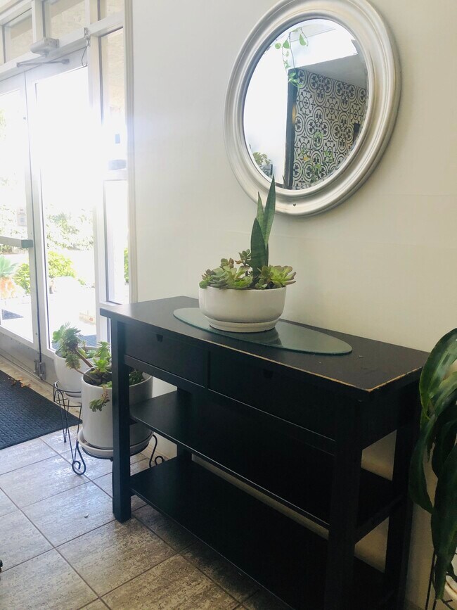 Lobby - 645 Chestnut Ave