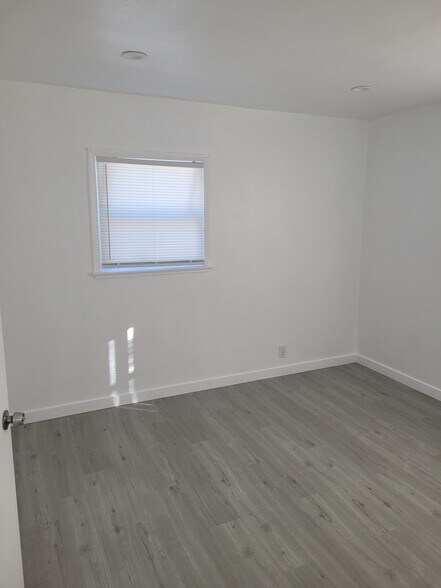 Building Photo - 154 E 54th St