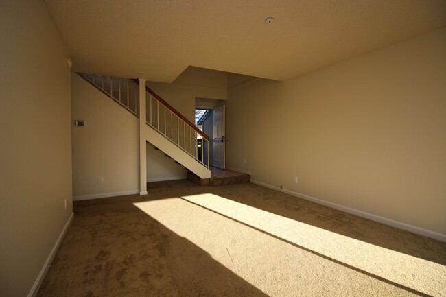 Building Photo - 3 Bedroom Townhome for Rent!
