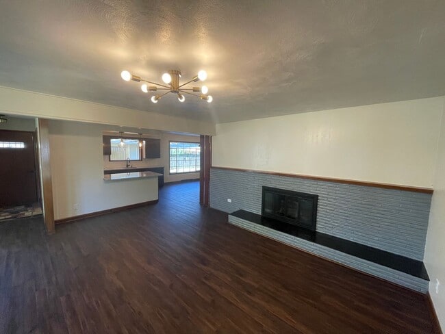 Building Photo - Beautiful 3 bedroom 2 bath home located in Southern Hills Subdivision
