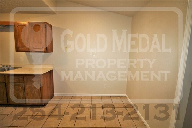 Building Photo - 4801 Cedarhill Cir