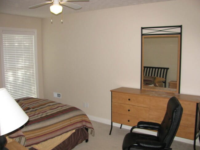 Building Photo - Like new home in Oldham County
