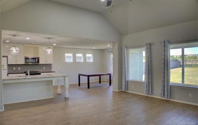 Building Photo - Welcome to this cozy home!