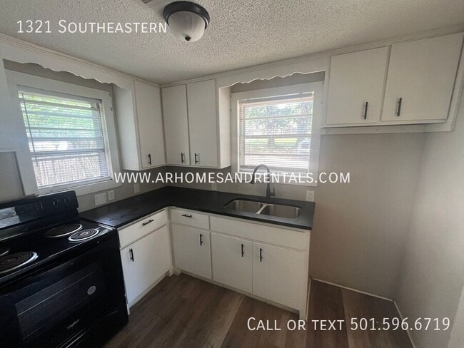 Building Photo - 1321 Southeastern-