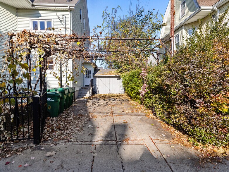 Building Photo - 44 William St