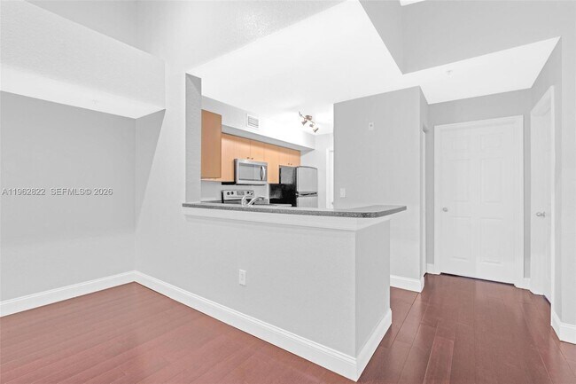 Building Photo - 2586 Centergate Dr