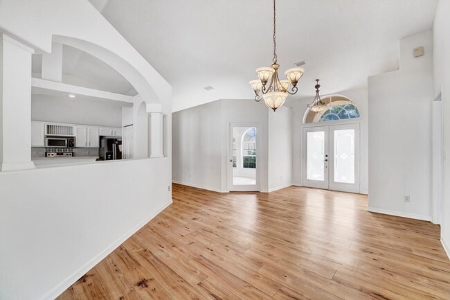 Building Photo - 513 SE Cliff Rd