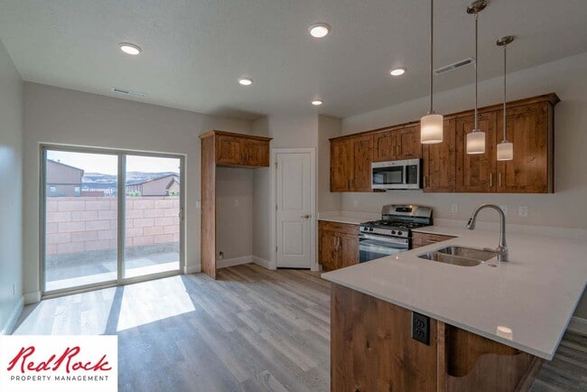 Building Photo - Beautiful Townhome in Hurricane Heights!